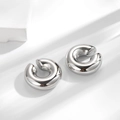 Ear cuff a forma di C in acciaio inossidabile lucido su uno sfondo bianco minimalista - Argento