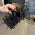 Grande molletta per capelli nera con fiocco in rete scintillante e dettagli di fiori in piuma - Molletta Nuvola con Piume