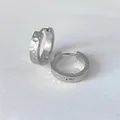 Orecchini a cerchio in acciaio inossidabile argentato con finitura martellata 18mm - 18mm / Argento