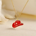 Collier doré avec pendentif chapeau de cowboy en émail rouge et détail d'étoile dorée - Rouge