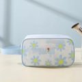 Hellblaue PVC-Kosmetiktasche mit Gänseblümchen-Print und verstärktem Tragegriff - Blaue Gänseblümchen (Klein)