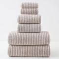 Gros plan d'un ensemble de six serviettes de bain en coton rayé marron et blanc empilées - Ensemble de 6 Pièces Bronze (Étoiles)