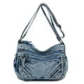 Dettaglio della borsa tote in denim blu con tasche multiple a zip e tracolla - Blu