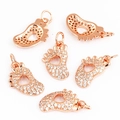 Pendentifs pieds de bébé en or rose avec cristaux micro-pave et détail de cœur - Empreinte Rose Gold Plated / 1 pièce