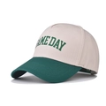 Dettaglio del berretto da baseball bicolore in cotone con stampa GAME DAY - Regolabile / Beige/Verde (GAME DAY Verde)