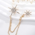 Vue détaillée de la broche étoile dorée avec doubles chaînes et strass incrustés - Style Petite Étoile Rayonnante (TL001-Or-Petite Étoile Rayonnante)