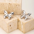 Orecchini a perno a farfalla in metallo lucido argento su pietre beige decorative - Farfalla in acciaio