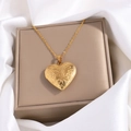 Vintage hart medaillon ketting met bloemengravure gepresenteerd op een luxe sieradendoos - Hart / Goud