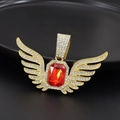 Collana hip hop con ali d'angelo, rubino rosso e strass su sfondo nero intenso - Solo Ciondolo Ali di Angelo Oro
