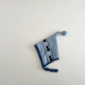 Dettaglio del cappello in maglia per neonati con motivo jacquard e lacci blu scuro - 6-24 Mesi / Blu