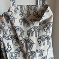 Dettaglio della borsa tote in tela con stampa di pecore blu e manici rinforzati - Beige