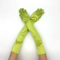 Dettaglio guanti lunghi in raso verde lime con finitura lucida e tessuto elasticizzato - Taglia unica / Verde Matcha