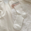 Calze bianche in maglia con fiocco rosa in seta e bordo in pizzo grigio stile ballet - Fiocco a Righe Verticali / Bianco con bordo grigio