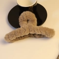 Nahaufnahme einer warmen braunen Plüsch-Haarklammer mit weicher Kunstfell-Textur - 13cm / Dunkelkaffee