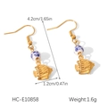 Detalle de pendientes de pez dorado con cuentas de cerámica y medidas de dimensiones - Pendientes de Cuentas de Cerámica con Colgante de Pez (HC-E10858)