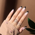 Unghie a mandorla French nere con perle bianche e anelli minimalisti in argento - Stile Mandorla French con Perle Nere-Colla (D-65)