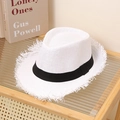 Dettaglio ravvicinato del cappello di paglia bianco con tesa sfrangiata e nastro nero - M (56-58cm) / Bianco Puro
