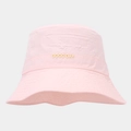 Detalle de sombrero de sol rosa en tela funcional con letras 3D GOOD DAY bordadas - Talla única / Rosa