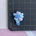 Vue détaillée d'une breloque ballon cœur en résine de 3 cm pour la création de bijoux - Motif de Ballon Bleu