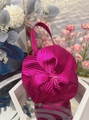 Rosarote Tote Bag in Blütenform mit Metallic-Textur und floralem Perlendetail - Metallic Rosérosa