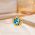 Elegante gouden ketting met blauwe emaille bloemhanger en parels aan fijne ketting - Blauw