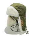 Colbacco verde militare con fodera in ecopelliccia bianca e paraorecchie invernali - M (56-58cm) / Verde