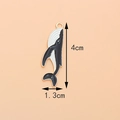 Wal-Anhänger aus Legierung in Schwarz und Weiß, Detailansicht der Größe 4cm x 1,3cm - Schwimmender Wal / 1.3CM×4CM