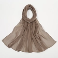 Detail eines bronzefarbenen Chiffonschals mit Plissee-Struktur und Glanzeffekt - 180x70cm / Khaki