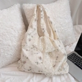 Détail de la broderie florale sur un sac cabas crème avec un nœud en dentelle - Motif floral blanc laiteux (sans accessoires)