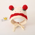 Schattige aardbei gebreide babymuts voor de winter met hartjes en warme oorkleppen - Beige