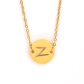 Gros plan sur le collier doré en acier inoxydable avec pendentif rond évidé lettre Z - Lettre Z