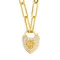 Gros plan du collier chaîne trombone dorée avec pendentif cadenas cœur serti de zircons - Style Or E-Relief de la Vierge Marie