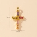 Dettaglio del ciondolo a croce dorata di 3 cm con zirconi rettangolari multicolori - Stile N-Mini Croce in Zircone Multicolore