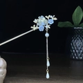 Eleganter goldener Haarstab mit hellblauen Blumen und weißen Perlenquasten - Blau und Weiß Blumencluster Künstliche Perle Quaste (0986)