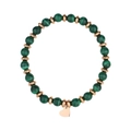 Dettaglio macro di perline di malachite verde con ciondolo a cuore in oro rosa sul bracciale - Texture Malachite Verde (B2096-RG)