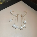 Dettaglio di orecchini lunghi con nappe di perle e cristalli su supporto in pelle - 6# Clip per Orecchie Con Nappina di Perle Dorate