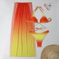Dettaglio in piano del pareo in rete sfumata e del set bikini con catena dorata - S / Giallo