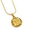 Collana con ciondolo rotondo dorato, lettera T e trame incise su una sottile catena a serpente - Lettera T