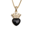 Dettaglio del ciondolo a corona dorata con gemma nera a cuore e piccoli accenti di diamante - Oro Nero Cuore