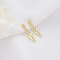 Paar gouden Kunai dolkhangers in animestijl voor DIY-sieraden op witte stoffen achtergrond - H-5853 Kunai Vorm Hanger