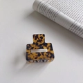 Pinza per capelli quadrata cava con texture tartarugata e finitura ambrata - 5.2cm / Stampa Leopardata