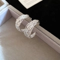 Dettaglio di orecchini a cerchio multistrato argento con design in metallo intrecciato - Argento