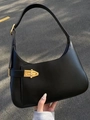 Dettaglio borsa hobo in pelle nera minimalista con fibbia dorata e texture liscia - Nero
