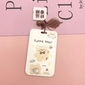 Portatessere beige con orsetto carino, scritte divertenti e ciondoli decorativi in acrilico - Orso della Torta + Ciondolo Buona Fortuna