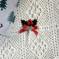 Détail d'une décoration de gâteau de Noël avec feuilles de houx et nœud rouge - Style de Feuille C
