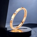 Eleganter roségoldener Edelstahlring mit drei funkelnden, eingelassenen Diamanten - US 5 / Dreifach-Zirkonia-Design / Roségold