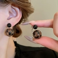 Detailaufnahme der Leopardenmuster-Resin-Ohrringe mit schwarzem Stecker - Leopardenmuster (5# Silberstecker)