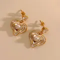 Orecchini a cuore dorati con zircone, smalto bianco a strati e dettaglio di perla lucida - Orecchini a cuore d'oro (D2966)