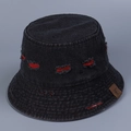 Dettaglio cappello bucket in denim nero con strappi rossi ed etichetta logo in pelle marrone - M (56-58cm) / Nero