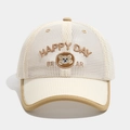 Detail van Happy Day Bear borduursel op de ademende mesh zomerpet voor kinderen - 50-52CM / Beige